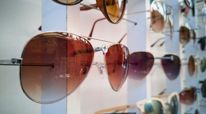 墨鏡的商業秘密：解開時尚與功能的深層連結